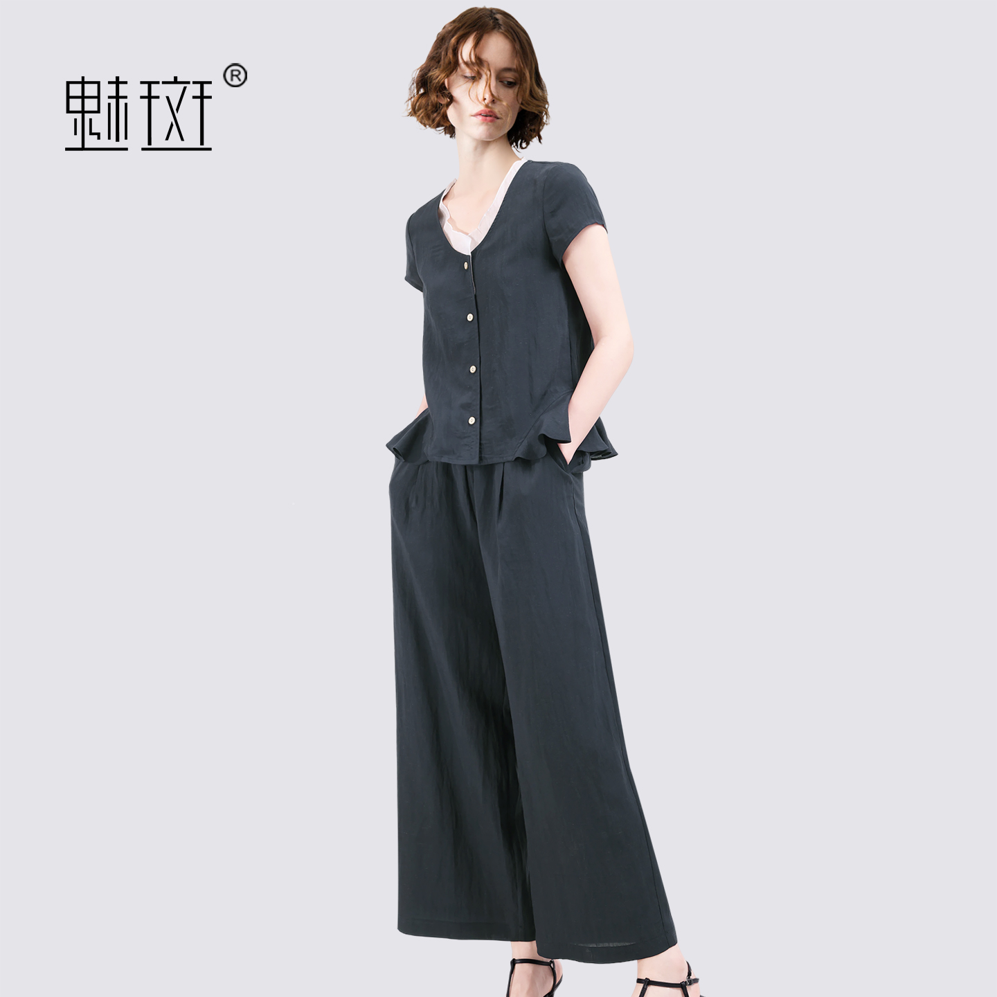 13684227.魅斑荷叶边上衣阔腿裤两件套款假两件拼接套装