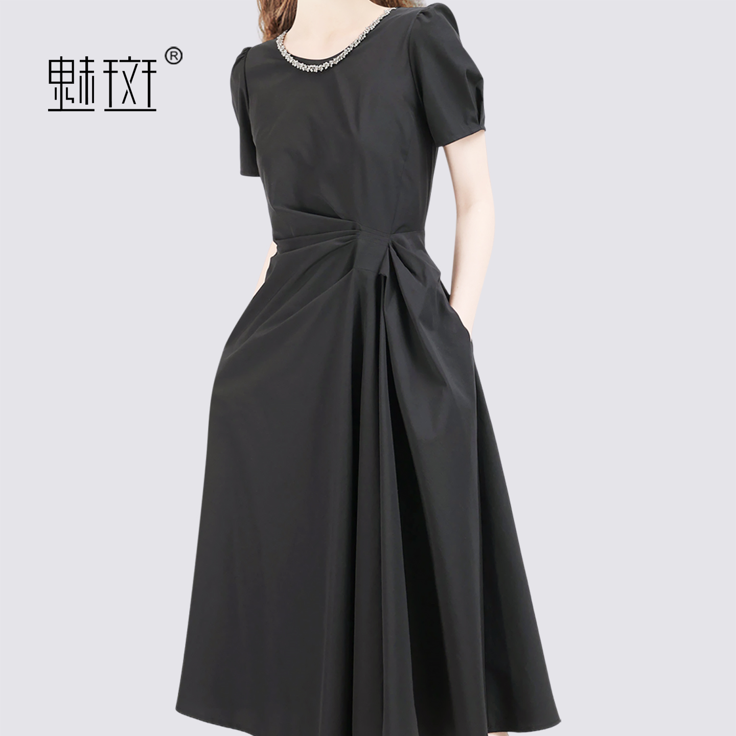 13684231.魅斑链条圆领连衣裙压褶泡泡袖小黑裙