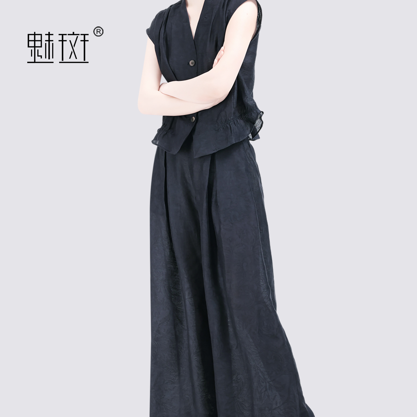 13684217.魅斑V领下摆收褶阔腿裤两件套套装