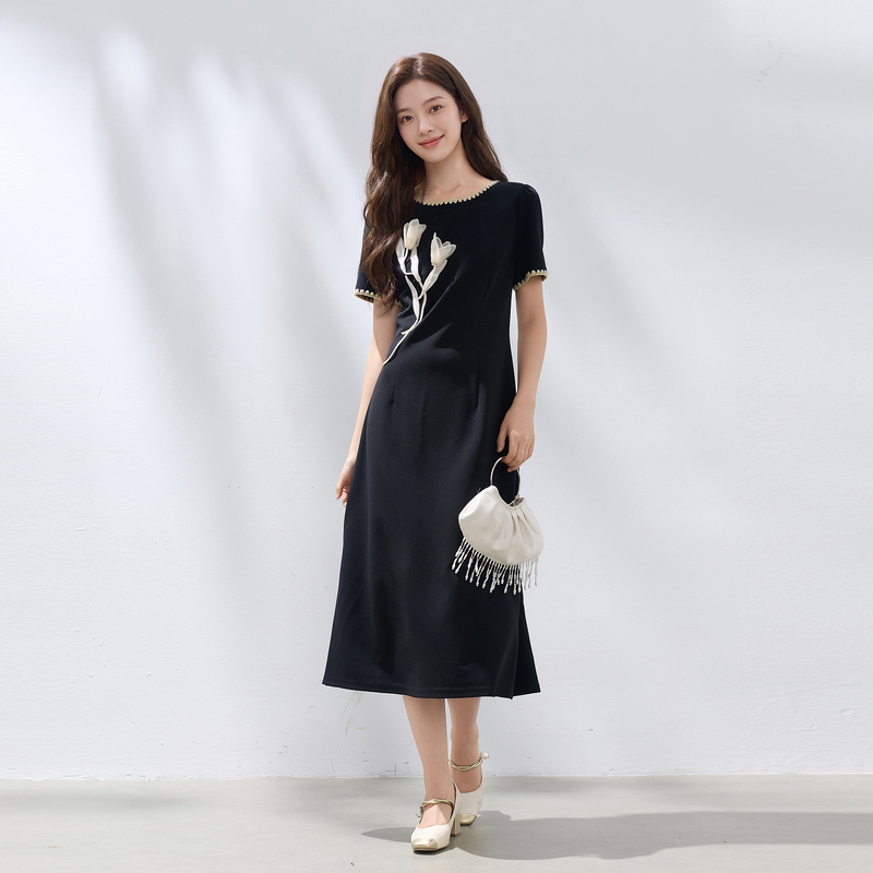 13681706.三彩若潮大码女装2026秋季新款立体花朵小黑裙连衣裙新中式微胖MM