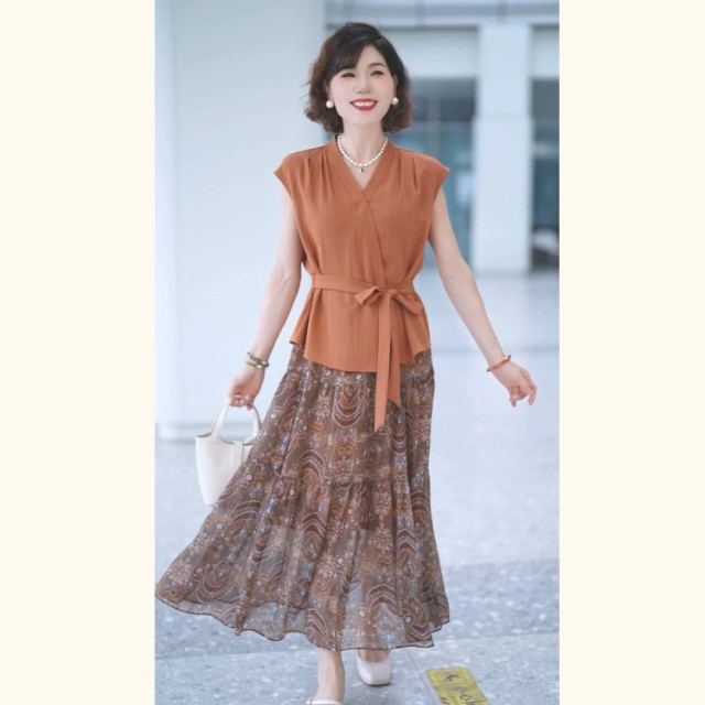 13697204.年轻妈妈夏装收腰套装V领上衣服2026新款洋气复古印花半裙两件套