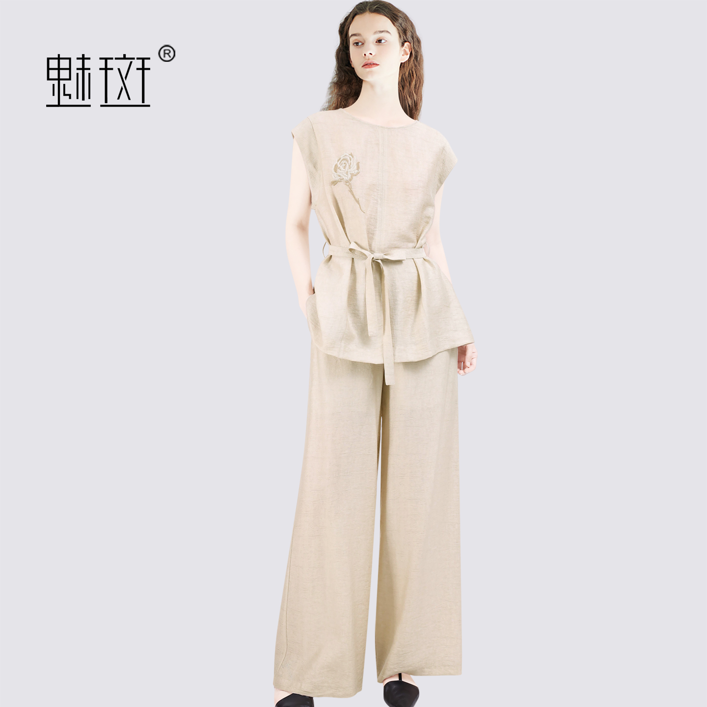 13697191.魅斑刺绣收腰上衣阔腿裤两件套天丝套装