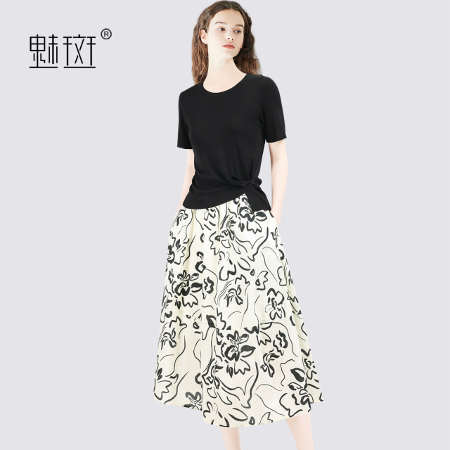 13697199.魅斑黑色T恤印花裙子两件套套装