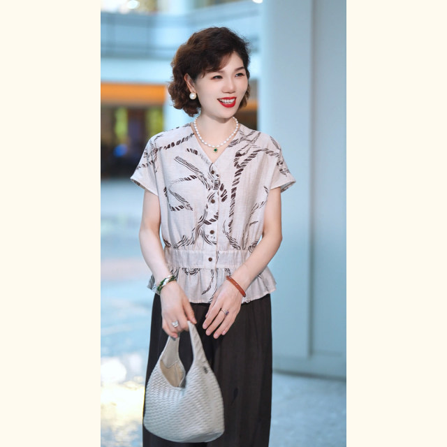 13696856.年轻妈妈夏装浅杏水墨印花上衣2026新款洋气收腰小衫