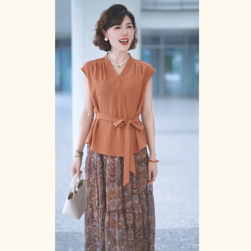13697204.年轻妈妈夏装收腰套装V领上衣服2026新款洋气复古印花半裙两件套