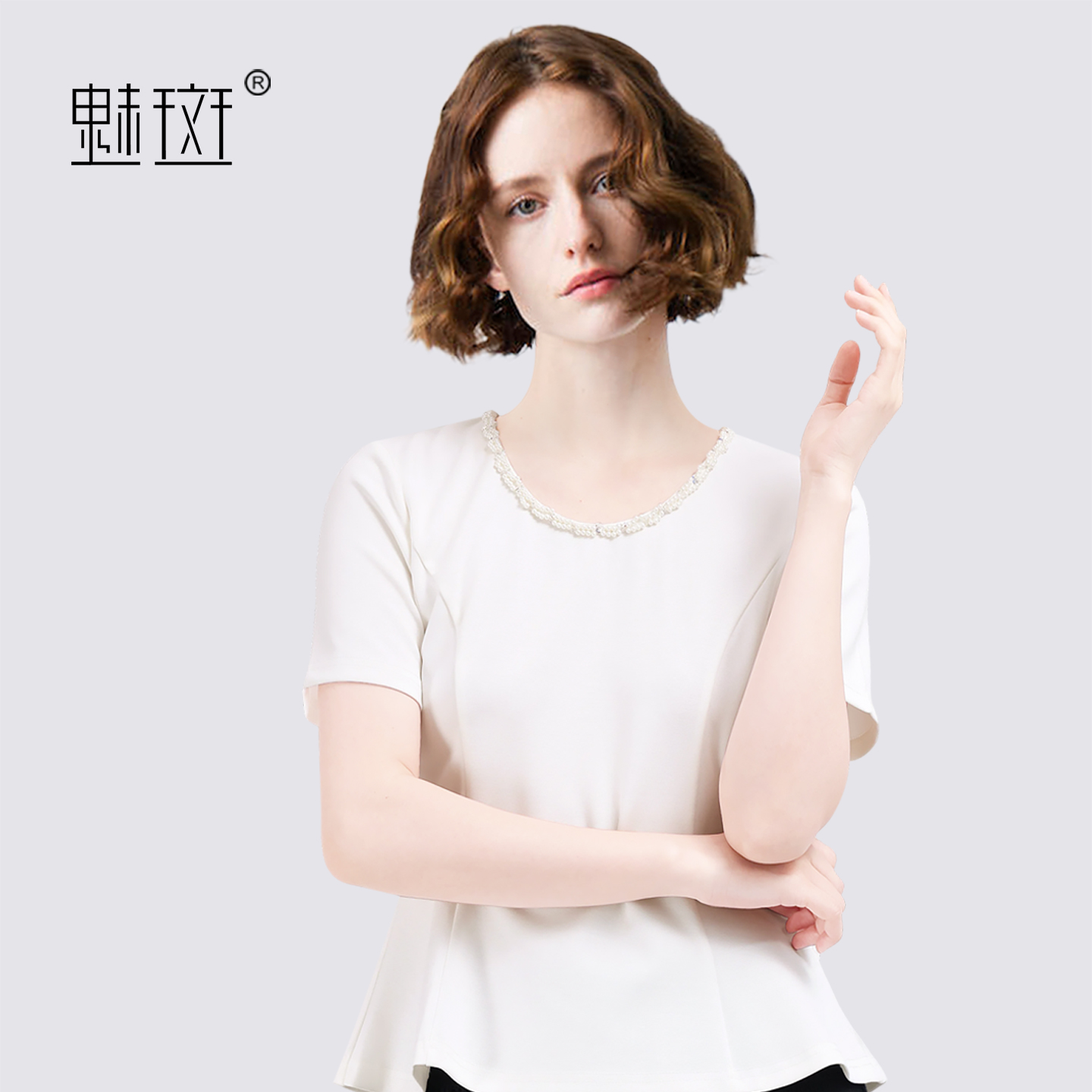 13697166.魅斑白色T恤上衣