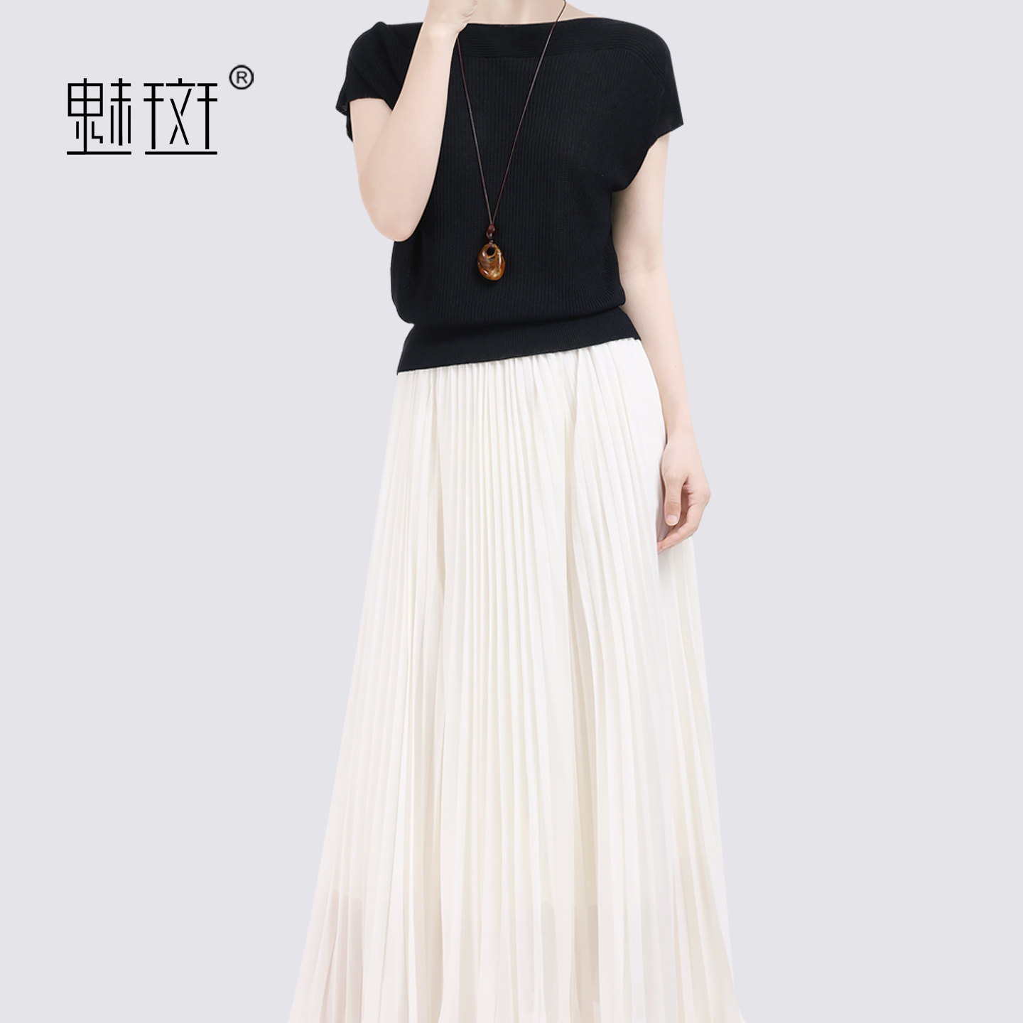 13697202.魅斑两件套装黑色T恤白色裙子套装