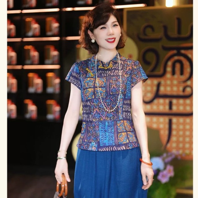 13696861.年轻妈妈夏装蓝底复古小衫新款洋气上衣垂感绿底紫花旗袍上衣