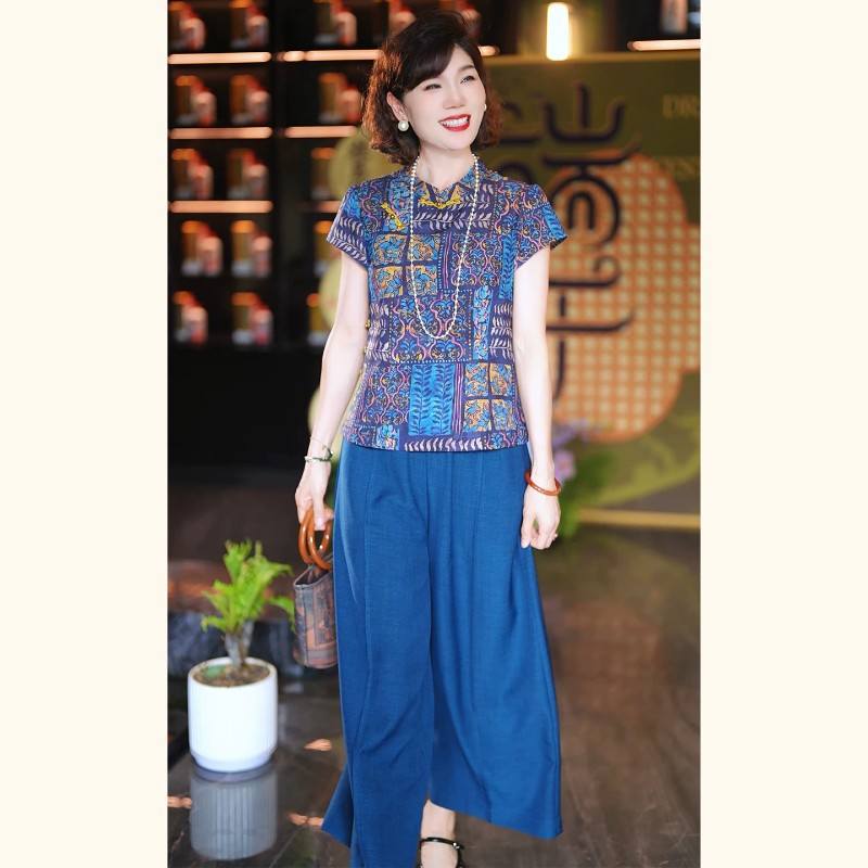 13696861.年轻妈妈夏装蓝底复古小衫新款洋气上衣垂感绿底紫花旗袍上衣