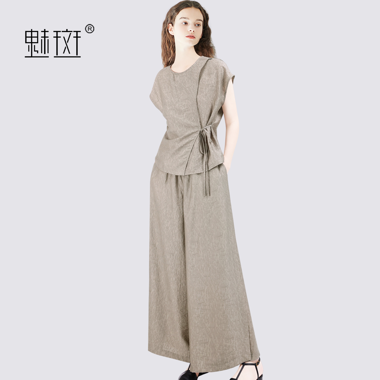 13697197.魅斑两件套装上衣阔腿裤套装