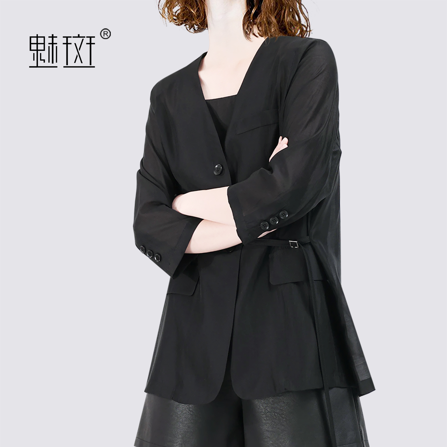 13697188.魅斑黑色天丝V领七分袖系带西装微透西装上衣