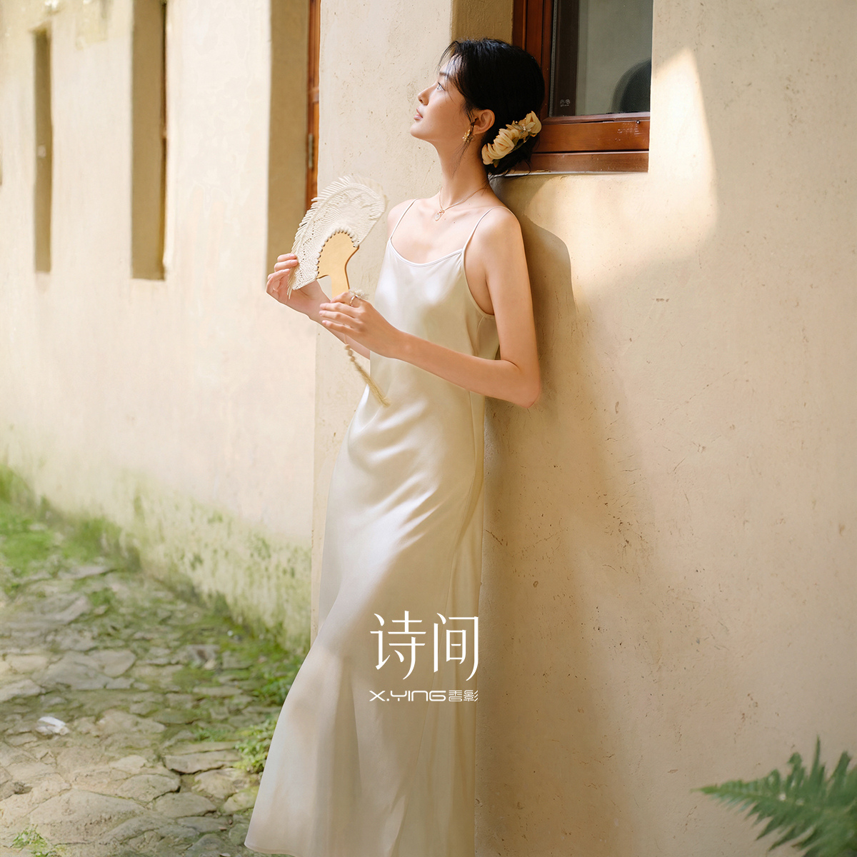 13717644.香影白色缎面吊带连衣裙女2026秋季新款修身显瘦含醋酸内搭长裙子