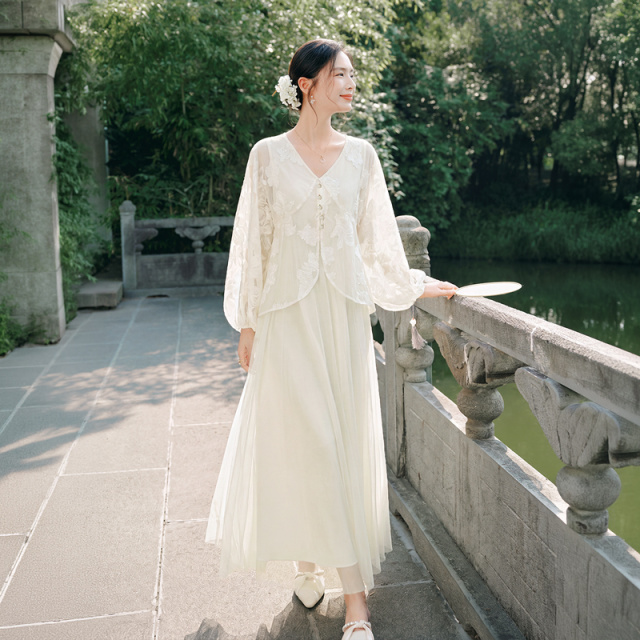 13718354.香影轻国风假两件白色连衣裙女2026秋季新款重工刺绣v领网纱裙子