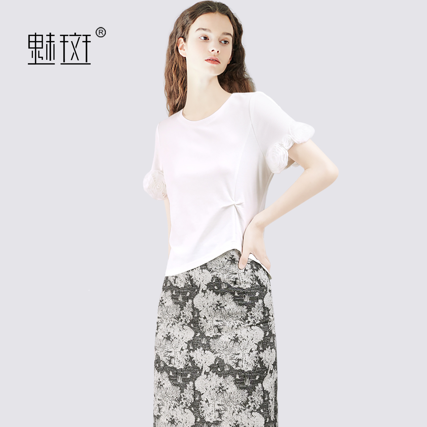 13721513.魅斑圆领立体花朵短袖印花半身裙套装女