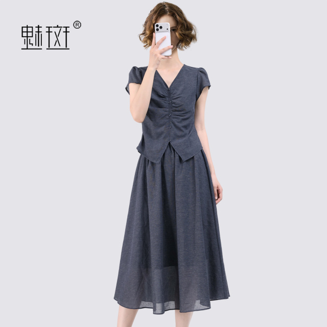 13721522.魅斑V领藏青色上衣半身裙套装