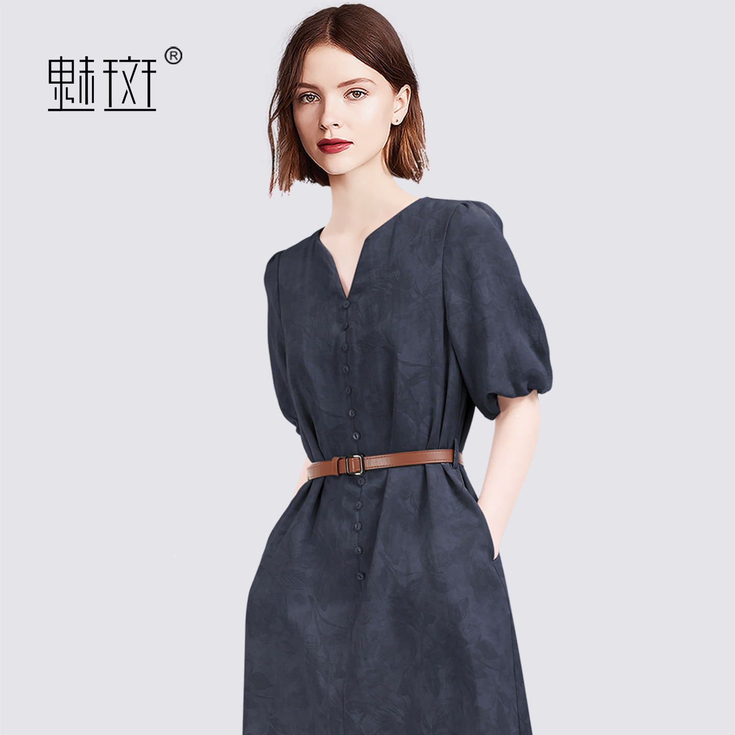 13721523.魅斑V领藏青色天丝连衣裙裙子