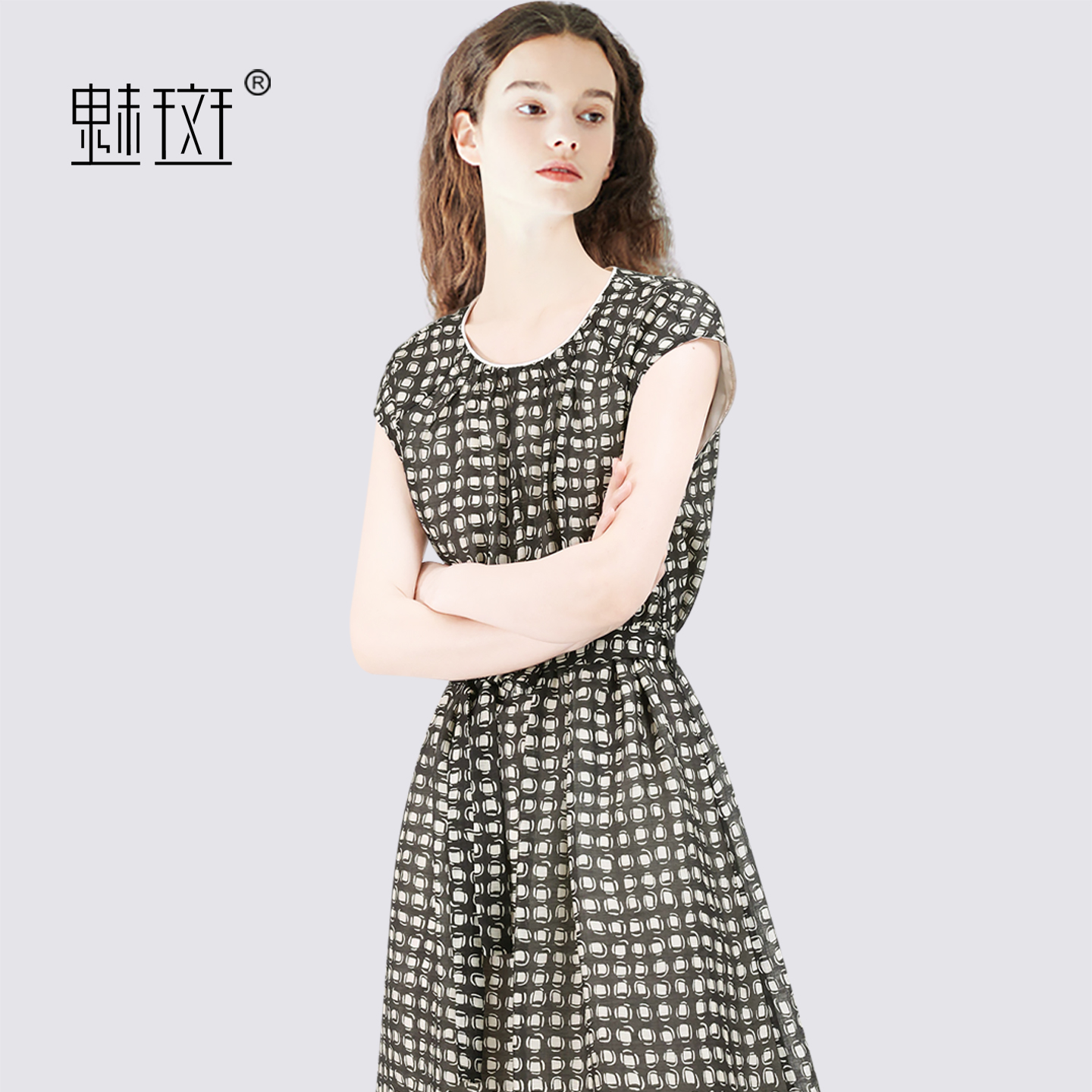 13721510.魅斑天丝亚麻圆领格子连衣裙女收腰裙子