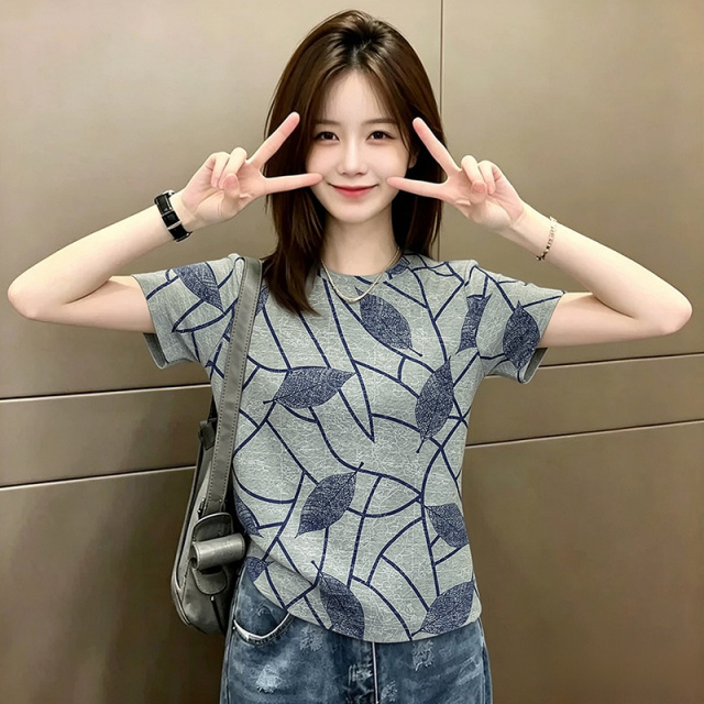 13727875.衣仕梵夏季新款女式时髦冰感修身短袖T恤【衣仕梵一口价39.9】