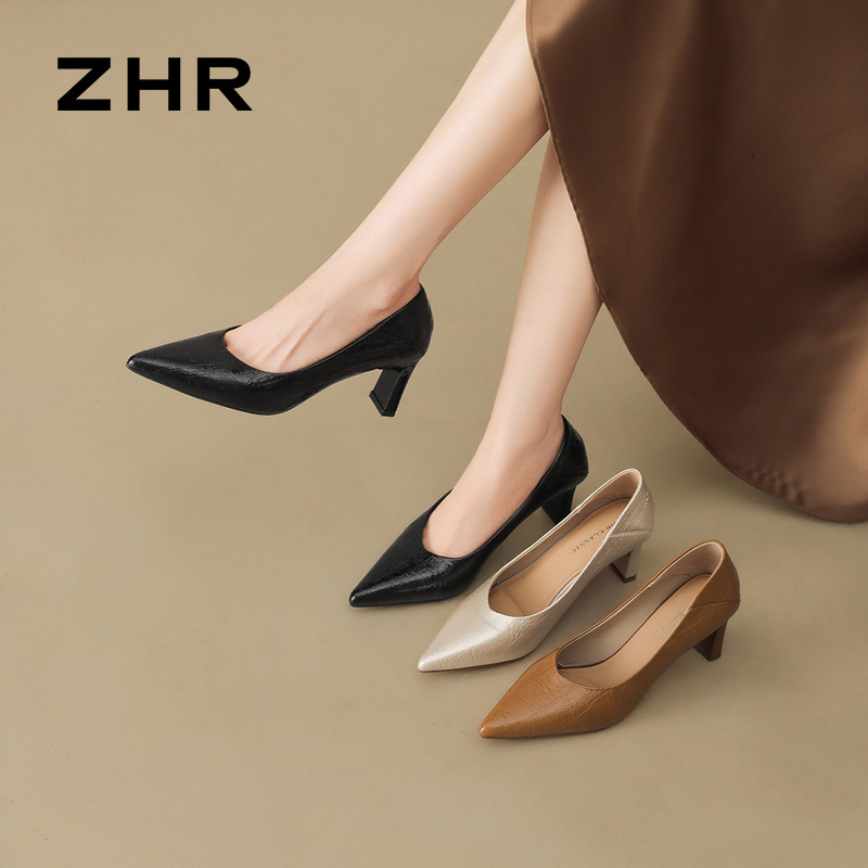 13748891.【ZHR则则】粗跟浅口尖头套脚褶皮女鞋[PU]