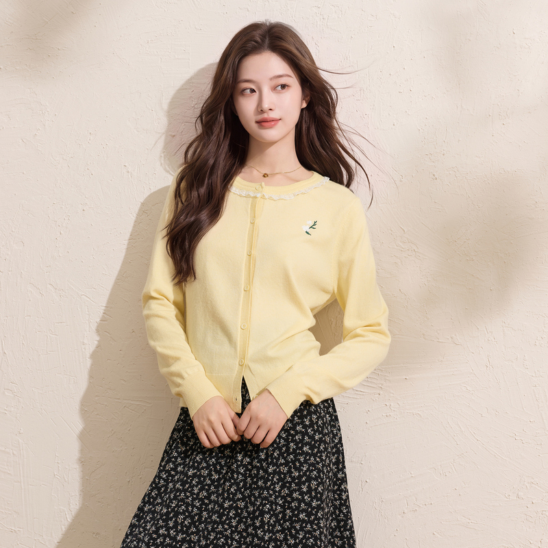 13756934.三彩若潮大码女装2026秋季新款花边圆领绣花针织开衫藏肉微胖MM