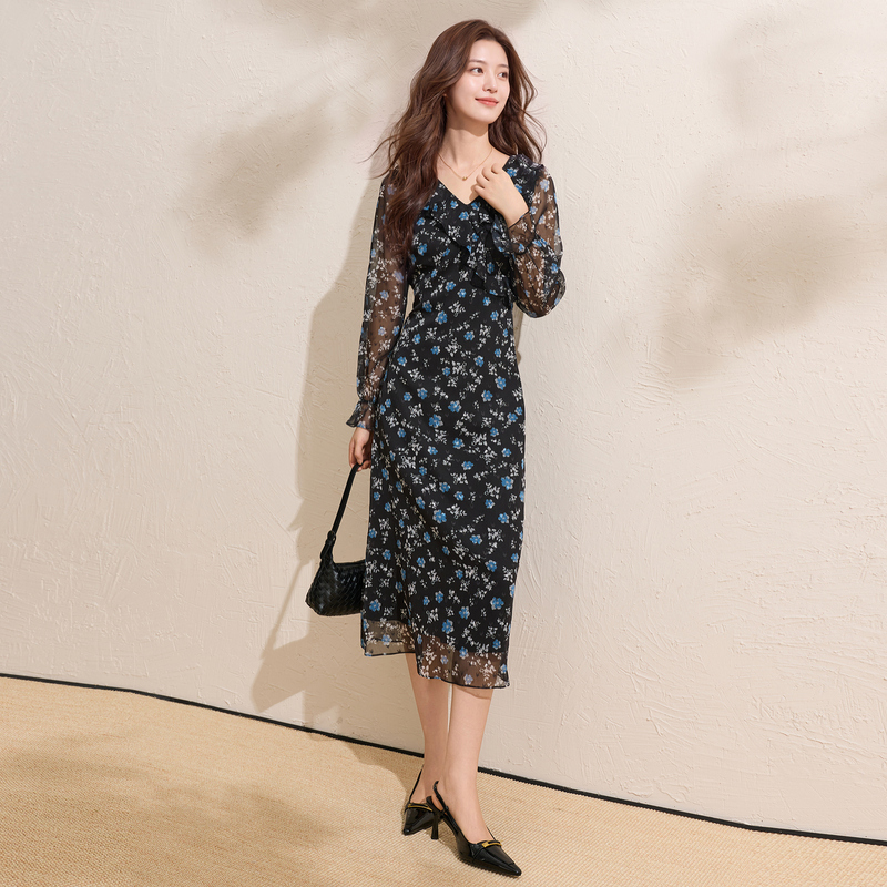 13756929.三彩若潮大码女装2026秋季新款碎花V领荷叶边长袖连衣裙微胖MM