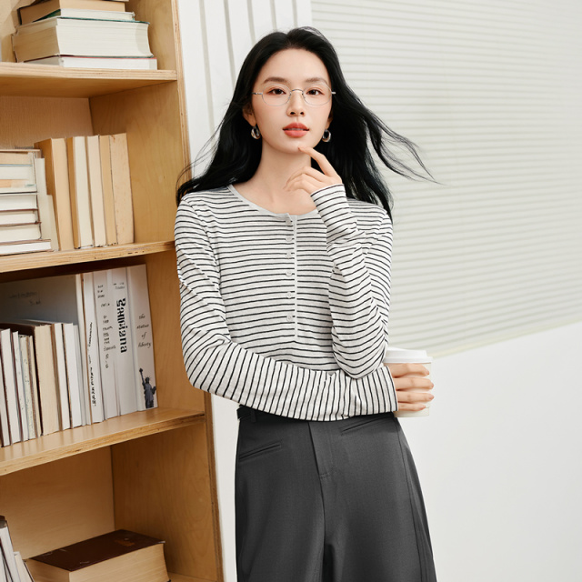 13770260.香影条纹圆领通勤长袖t恤女2026秋季新款显瘦休闲打底衫内搭上衣