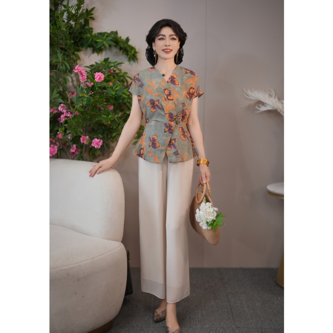 13769210.夏季新款气质妈妈装减龄精致职务花卉宽松T恤显瘦小衫