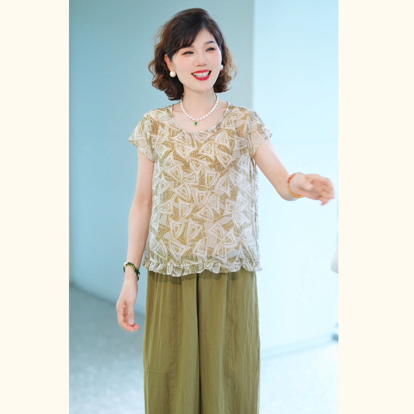 13769221.年轻妈妈夏装短袖衬衣小衫套装新款洋气上衣垂感阔腿裤两件套