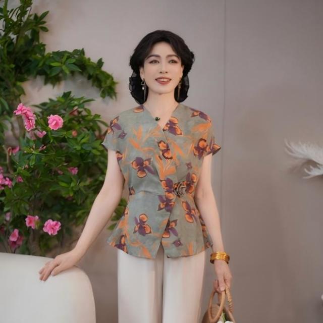 13769210.夏季新款气质妈妈装减龄精致职务花卉宽松T恤显瘦小衫