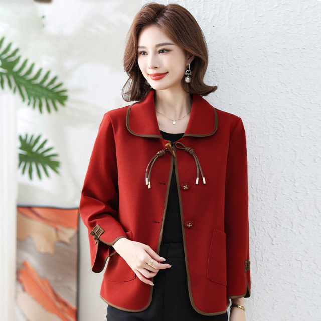 13773594.妈妈外套春秋款洋气中老年女春装风衣时尚本命年龙年衣服