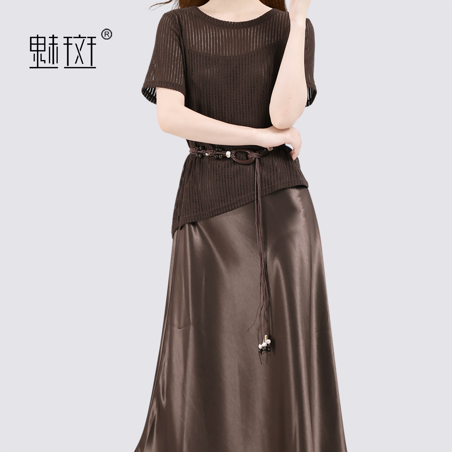 13776697.魅斑咖色吊带裙镂空罩衫两件套装