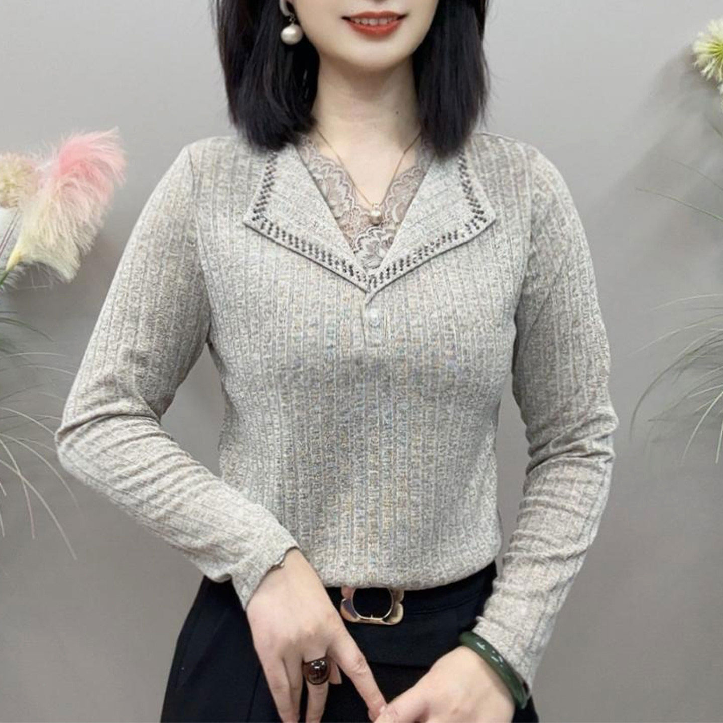 13785083.丹芙娅质蕾丝V领小衫女2026新款长袖简约百搭宽松I设计感时尚衬衫上衣
