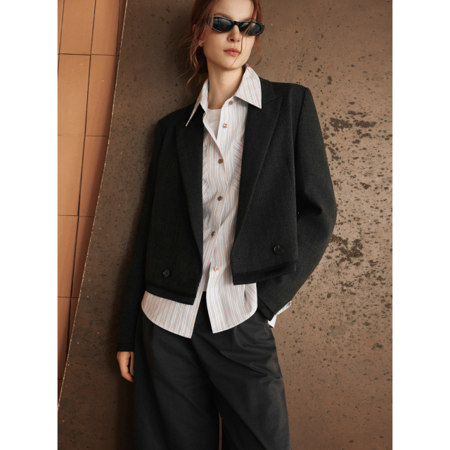 13787595.ELLE拼接正肩女式西服都市通勤风短款西装外套