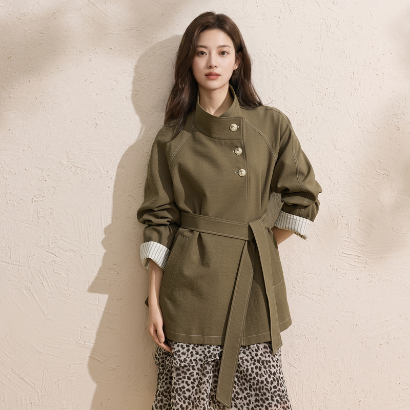13791321.三彩若潮大码女装2026秋季新款立领腰带风衣插肩袖藏肉复古微胖MM
