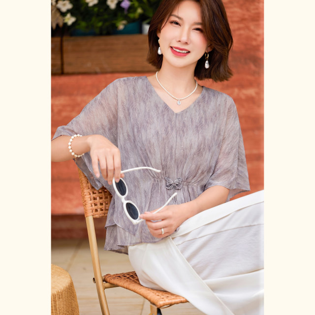 13816555.贵夫人妈妈夏装细闪肌理减龄T恤2026新款洋气质垂顺小衫上衣