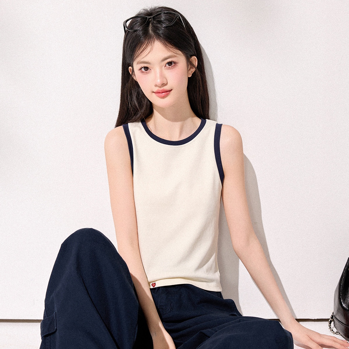13817214.CHOCOOLATE撞色圆领无袖背心夏季极简风别致内搭上衣女