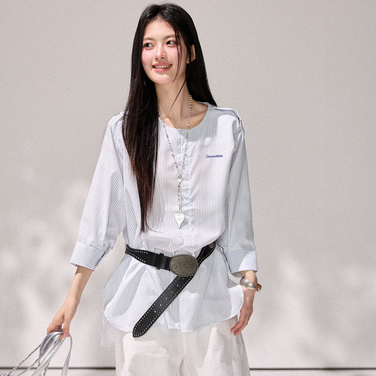 13817219.CHOCOOLATE韩系松弛感肩扣设计宽松条纹中长款女式衬衣