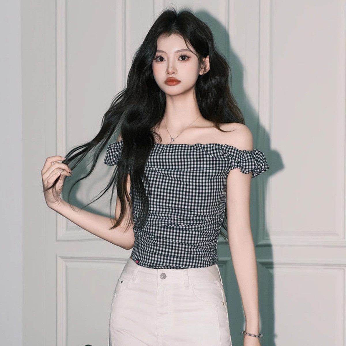 13817223.CHOCOOLATE黑白格纹一字肩上衣法式木耳边短款女式衬衫