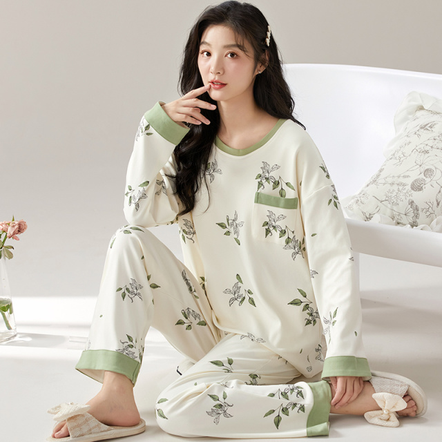 13817643.品彩【治愈系】清新减龄家居服女圆领长袖长裤套装9967