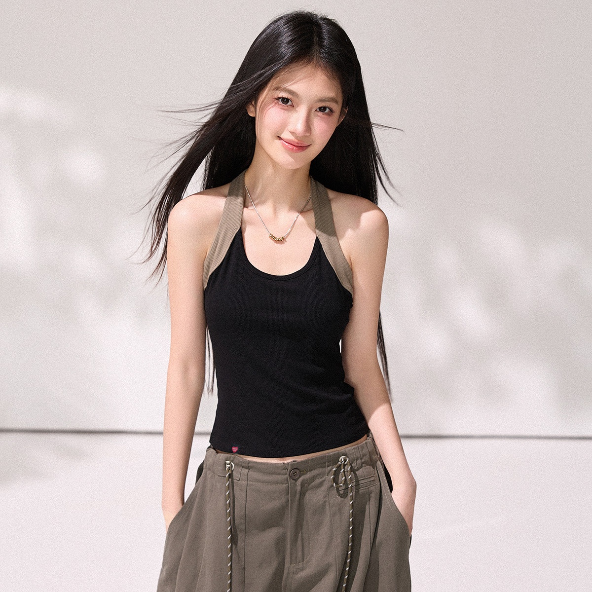 13817215.CHOCOOLATE性感辣妹无袖挂脖背心设计感时尚露背女上衣
