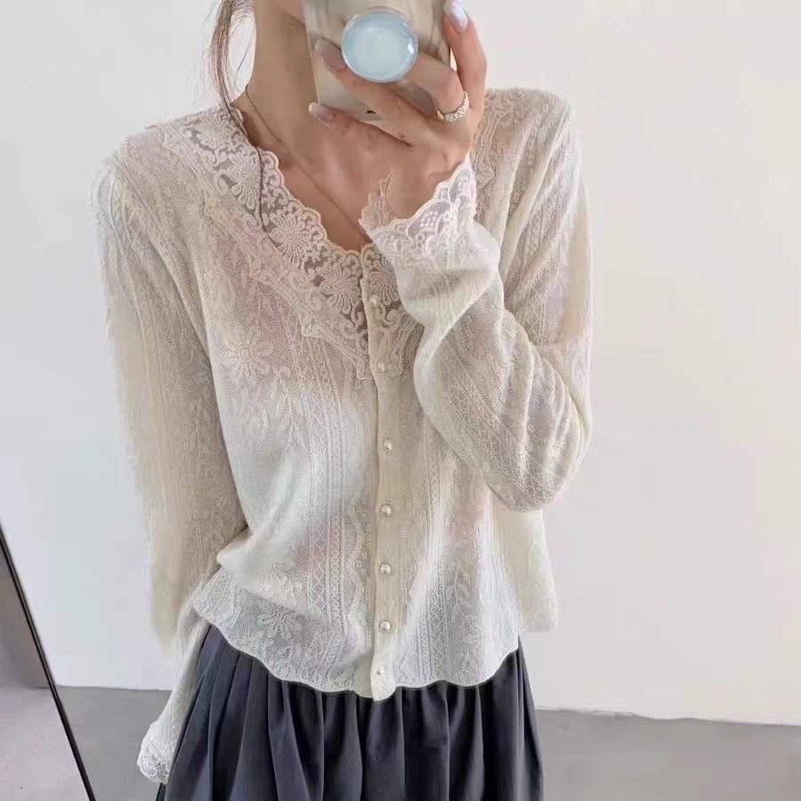 13824672.丹芙娅欧洲站法式蕾丝v领内搭打底衫花边新款白色上衣针织毛衣女款