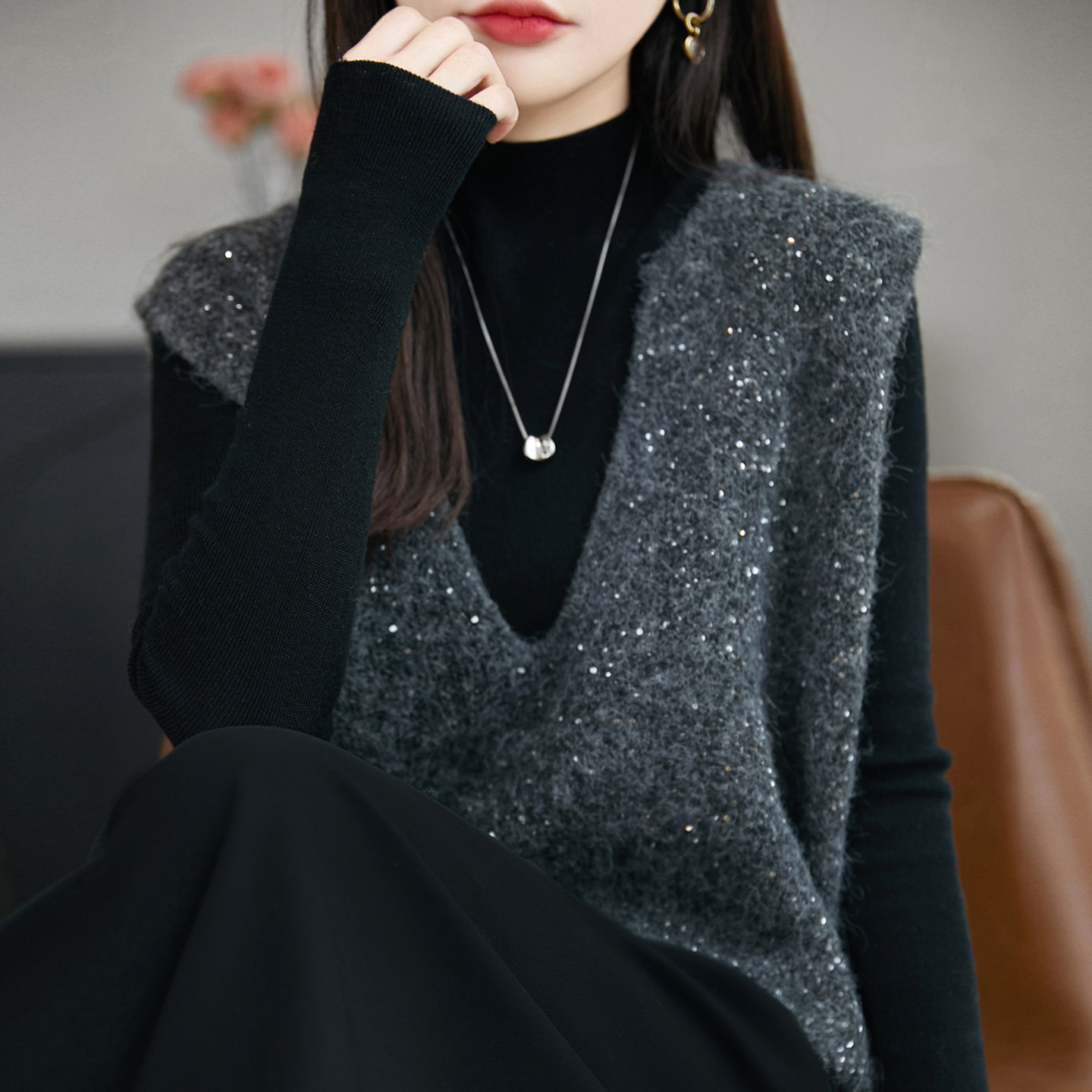 13824674.丹芙娅V领外搭亮片针织马甲背心女春秋大码女装上衣秋冬毛衣