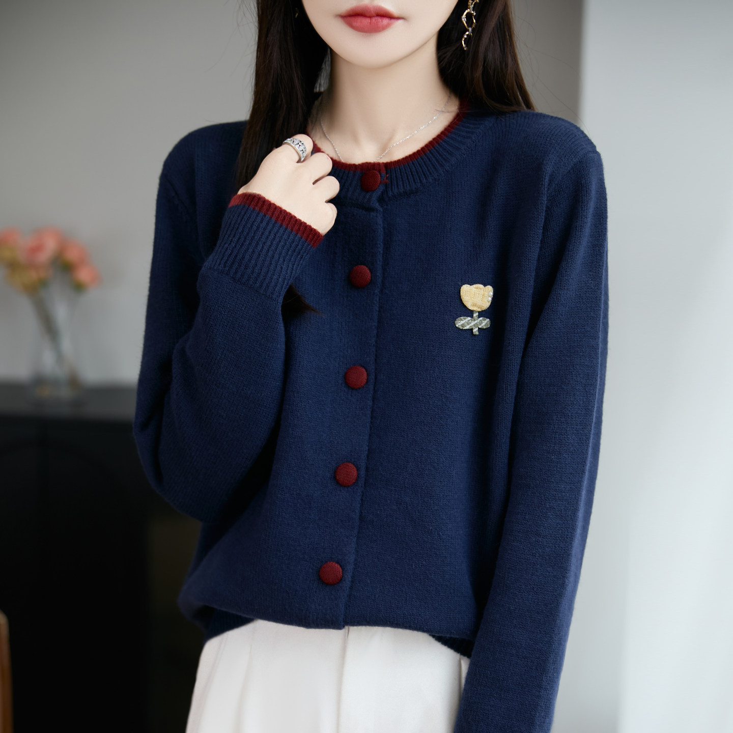 13824648.丹芙娅气质撞色圆领舒适加厚针织开衫女秋冬新款重工刺绣宽松毛衣外搭