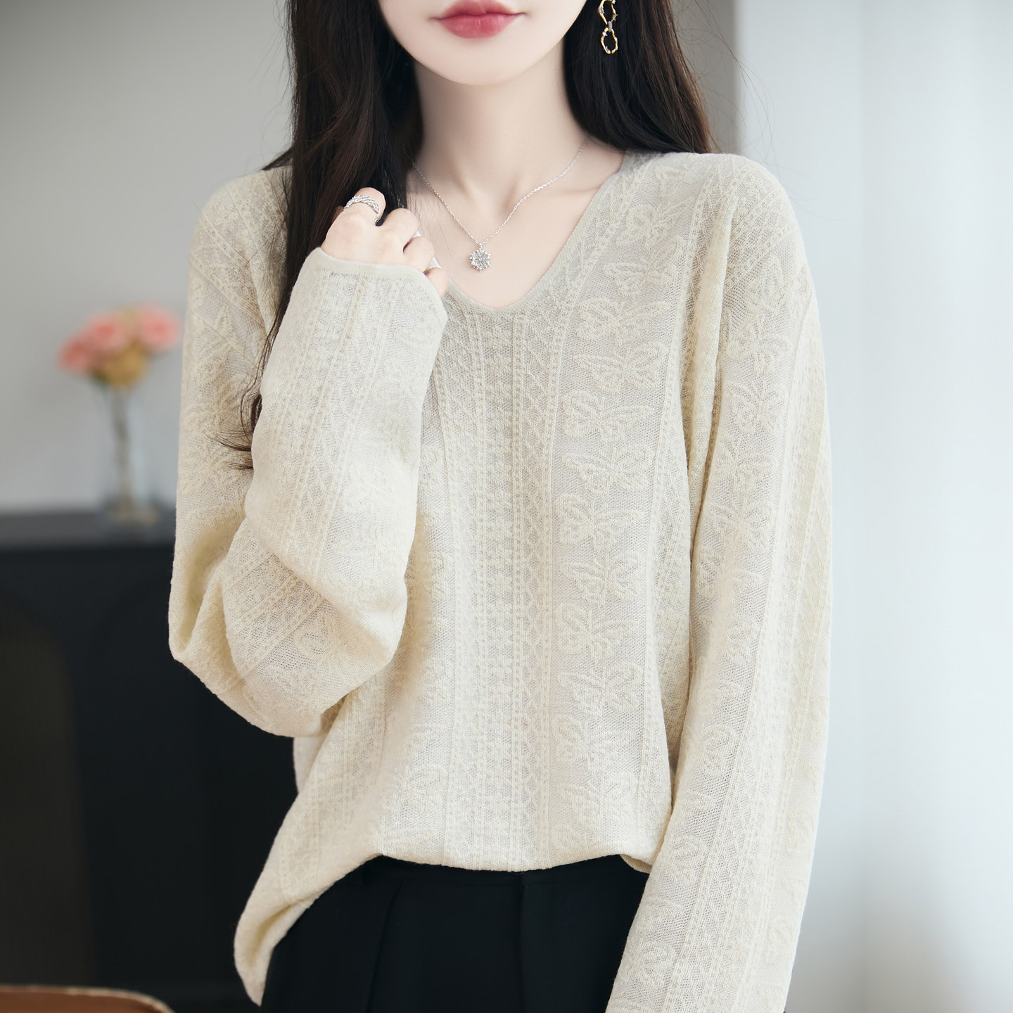 13824641.丹芙娅法式设计感针织打底衫女新款长袖女式T恤时尚简约浮雕提花毛衣
