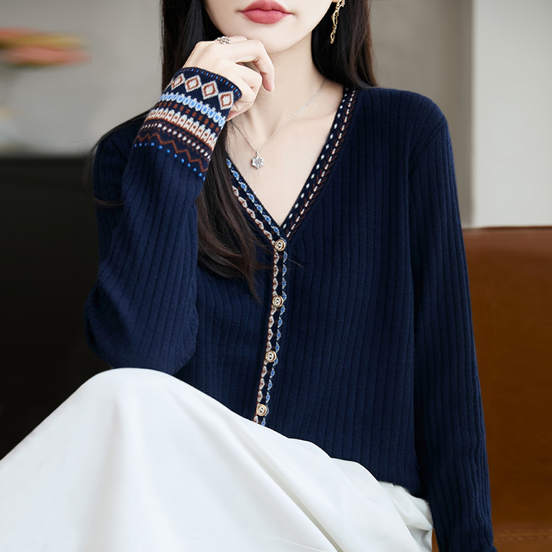 13824678.丹芙娅秋装V领显瘦针织打底衫女春秋洋气上衣大码女装秋冬毛衣