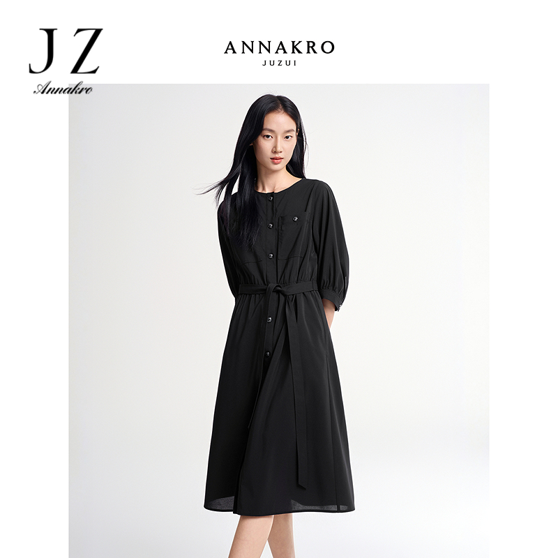 13829817.玖姿安娜蔻简约轻职场老钱风收腰垂坠感连衣裙女2026春季新款