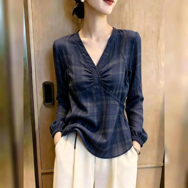 13830886.丹芙娅通勤风交叉领格纹上衣女藏蓝色高级感气质衬衫温柔风好看时尚高级