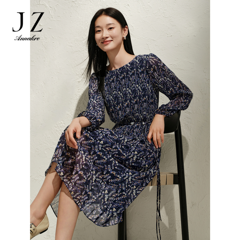 13831156.玖姿安娜蔻优雅淑女浪漫碎花压褶雪纺收腰连衣裙女春季新款