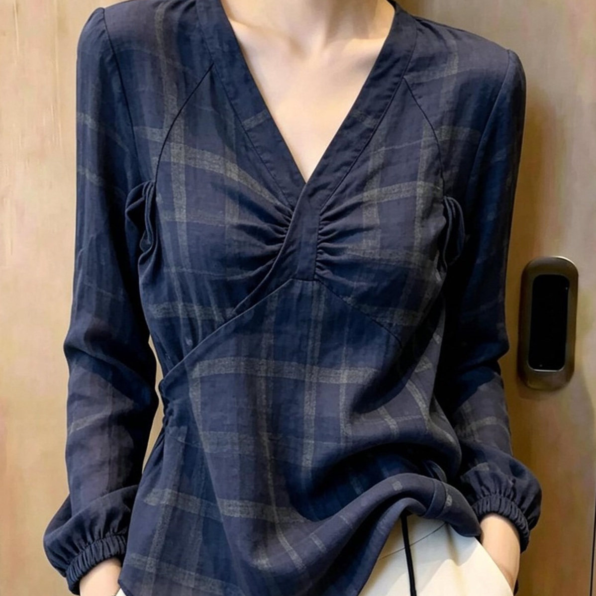 13830886.丹芙娅通勤风交叉领格纹上衣女藏蓝色高级感气质衬衫温柔风好看时尚高级