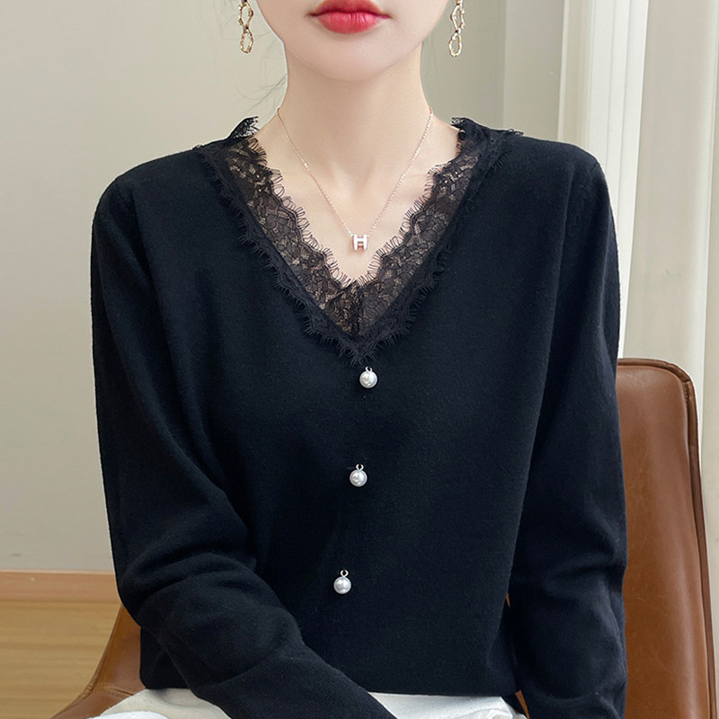 13836877.丹芙娅秋装蕾丝V领针织打底衫女2026新款秋季内搭上衣洋气大码女装毛衣